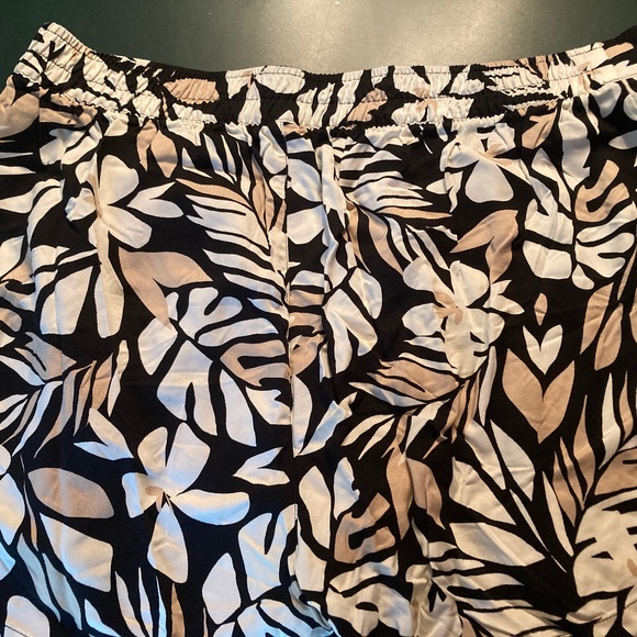 Island Print Old Navy Shorts size XL - NWT - Picture 2 of 2